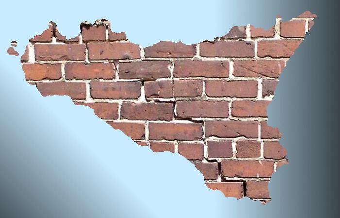 Quel muro che non c'&egrave; pi&ugrave; e i troppi che restano ancora da abbattere (anche in Sicilia)