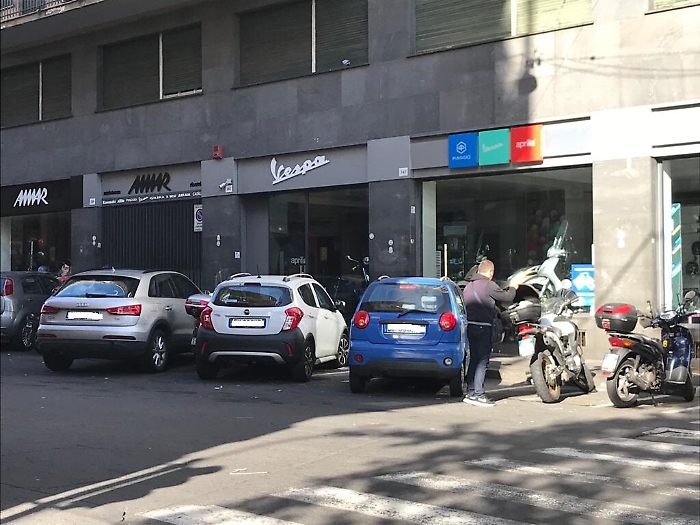 Catania, via D'Annunzio: parcheggio per motocicli occupato da auto