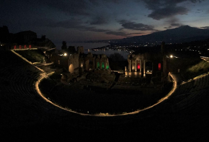 &laquo;Coraggio Italia!&raquo;, il Teatro antico di Taormina con le luci del tricolore