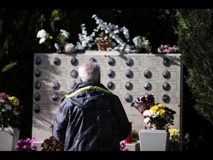Custode via, 'prigionieri' in cimitero