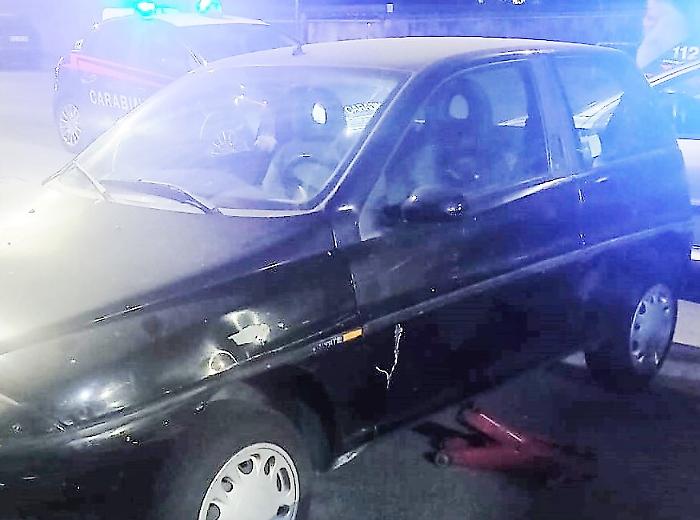 Catania, presi mentre depredavano un'auto parcheggiata alla ricerca di ricambi per auto 
