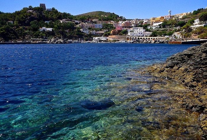 Ustica, s&igrave; alla balneazione nella riserva naturale ma &egrave; polemica