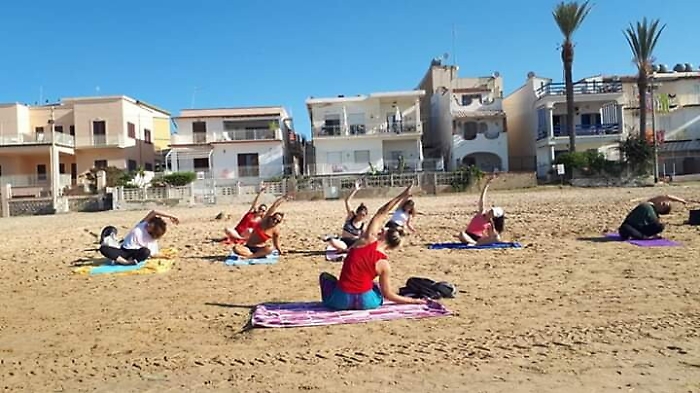 L'estate al tempo del Covid si trascotre in spiaggia facendo yoga