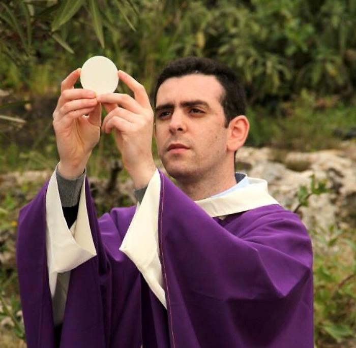 Migranti, parroco di Floridia: &laquo;Non venga a messa chi gioisce per decisione Musumeci&raquo;