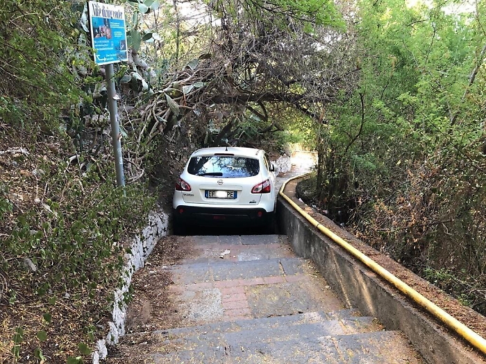 Taormina, auto incastrata lungo scalinata pedonale: "Colpa del navigatore"