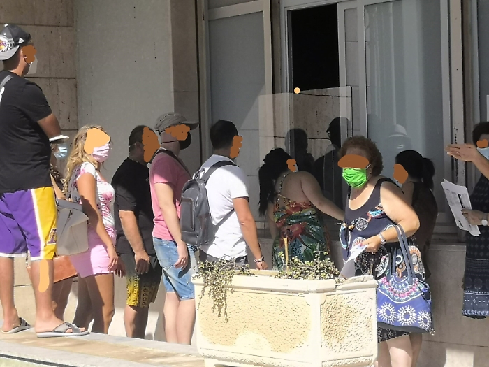 Catania:  fila sotto il sole ed in piedi presso l'ASL di viale Fleming. Una vergogna
