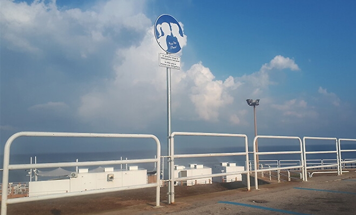 Terrasini, cede la ringhiera nella piazzetta degli innamorati: coppia feriti