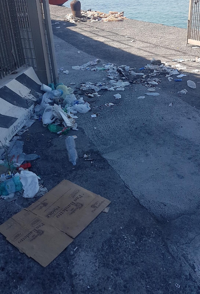 Catania: al porto spazzatura non raccolta