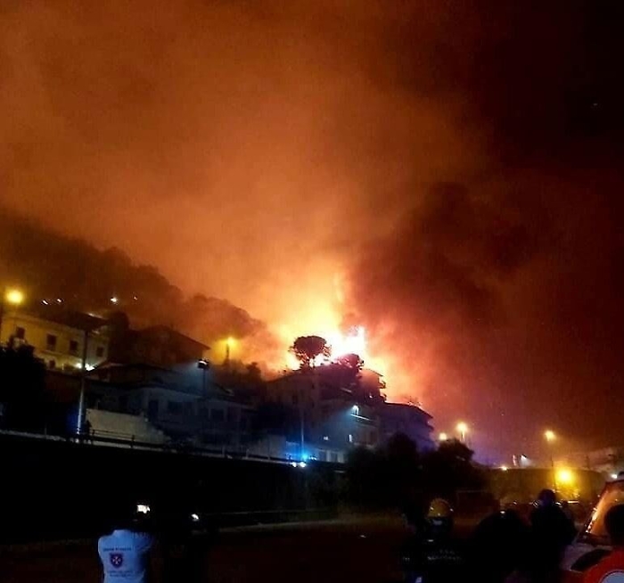 Incendi, notte di fuoco e di paura ad Altofonte: in 400 via dalle abitazioni