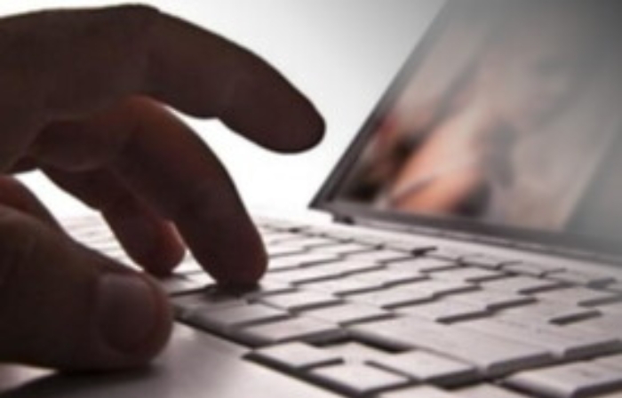 Adescava minori sul web con falsi profili social per compiere atti sessuali: in manette coppia di Termini Imerese