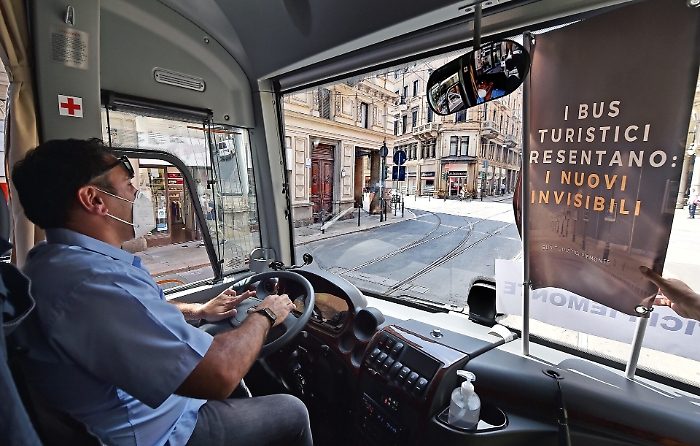 Crisi Covid, a Palermo sit-in dei bus turistici: &laquo;Consegniamo targhe e licenze&raquo;