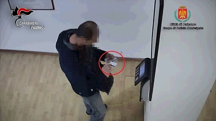 Assenteismo Reset. i badge nascosti dietro il quadro dei carabinieri