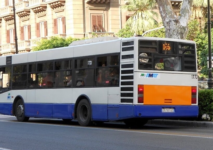 Covid, "Dovete mettervi la mascherina": autista Amat viene picchiato