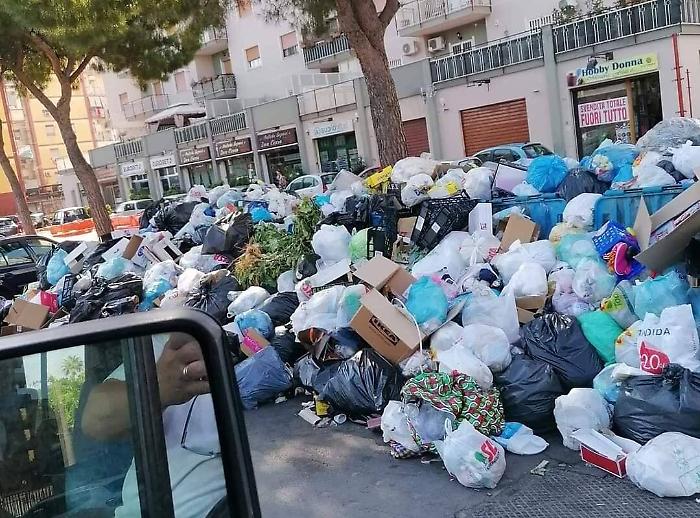 La previsione (fosca) di Trizzino (M5S): &laquo;Sicilia tra poco sommersa dai rifiuti&raquo;