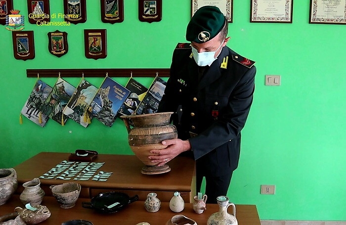 Gela, reperti archeologici in bella mostra nella casa di un medico: denunciato