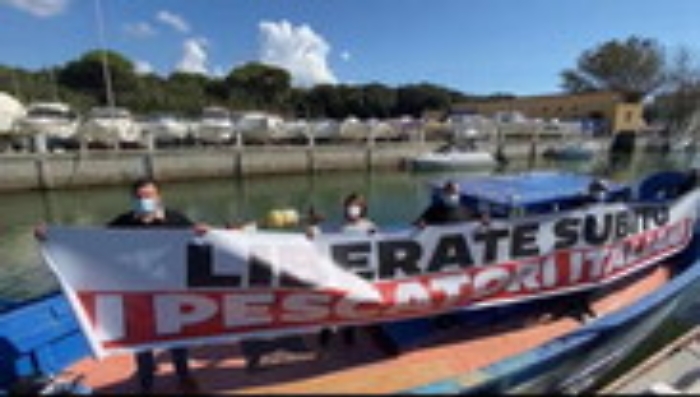 Pescatori sequestrati, familiari protestano dopo liberazione nave turca