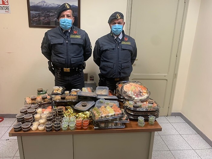 Vaschette di sushi sequestrate nel Palermitano: erano prive di tracciabilit&agrave;