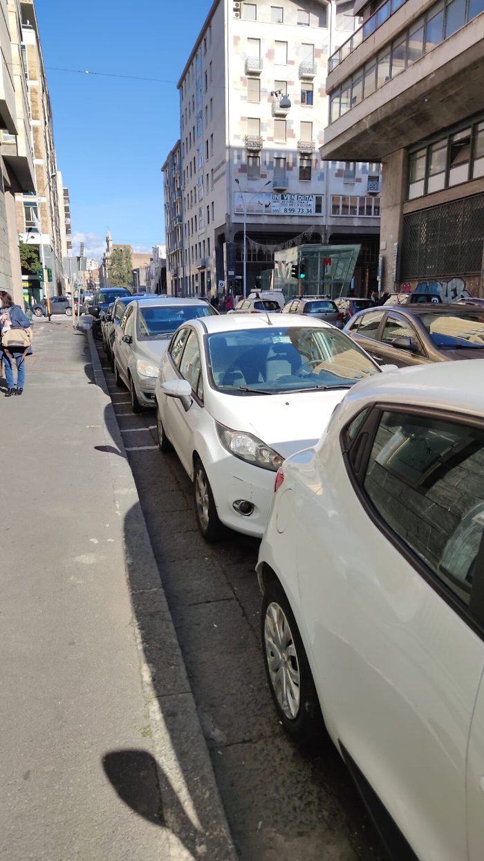 Catania: parcheggio selvaggio sempre in via Pacini, sempre di sabato 