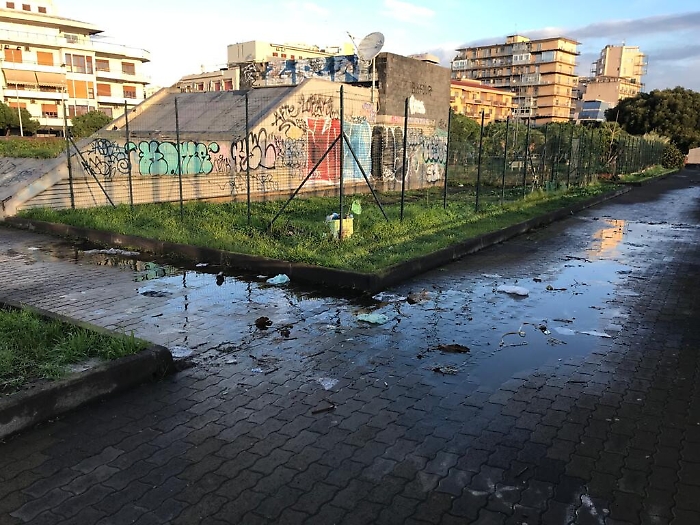 Catania: piazzale Cannav&ograve; perdita di acqua da mesi