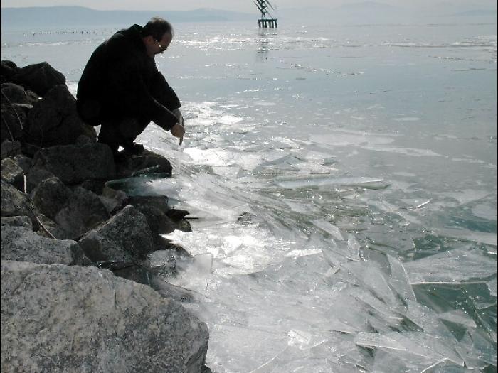Cede il ghiaccio, finisce nel lago