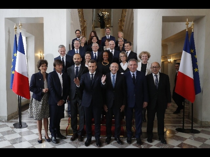 Macron taglia collaboratori ministri