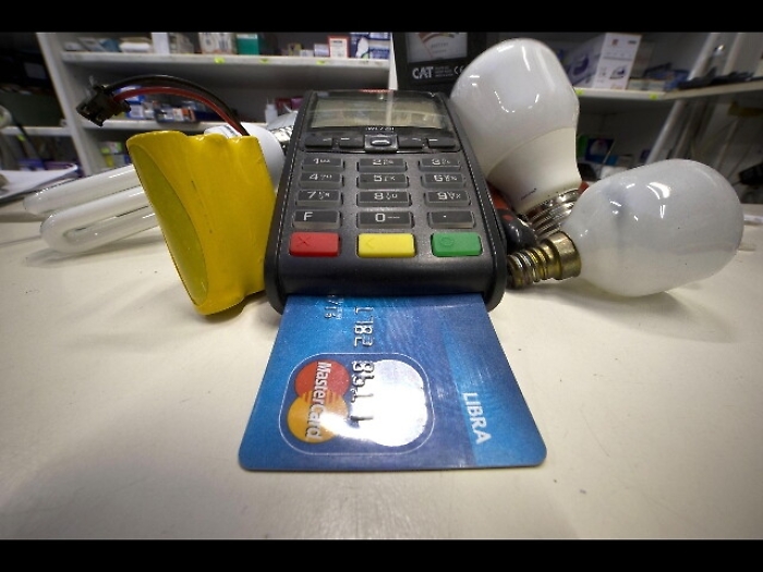 Ue, stop a costi extra su pagamenti con carte