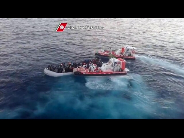 Migranti soccorsi al largo della Libia