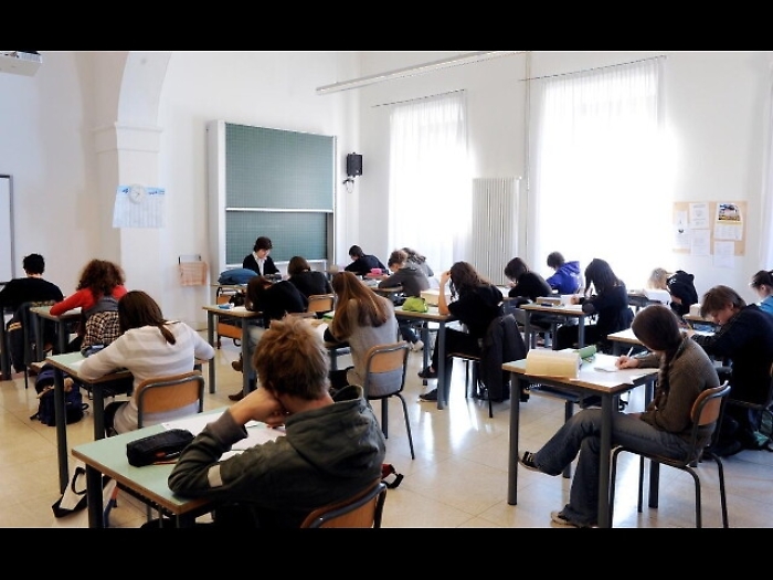 Studente colpisce prof, no fratture