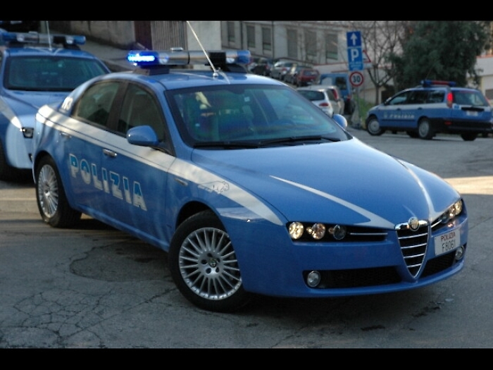 Perseguita e picchia la ex, arrestato