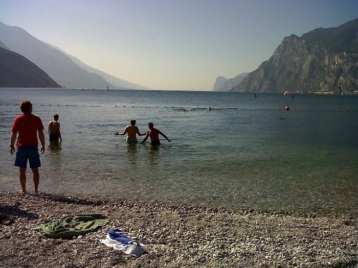 Ragazzi picchiano coetanei, 14 arresti