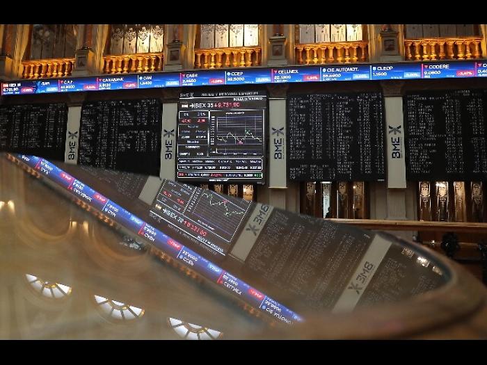 Spread Btp chiude in calo a 226 punti