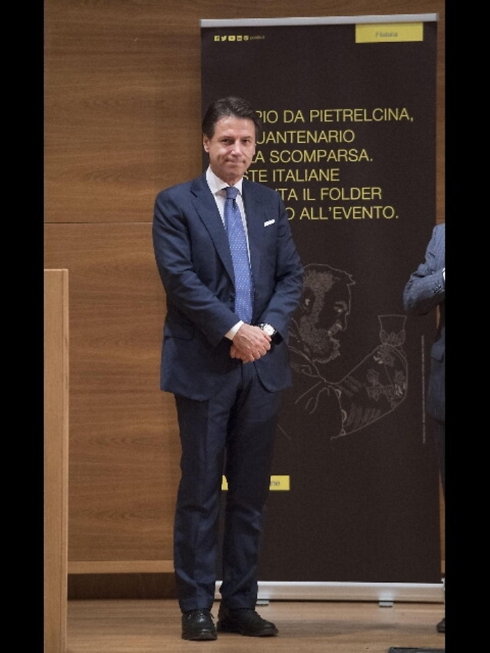 Conte a Berlusconi: ci lasci lavorare