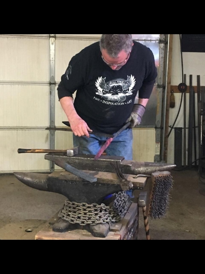 J.Nielson, fabbro ricama lame col fuoco