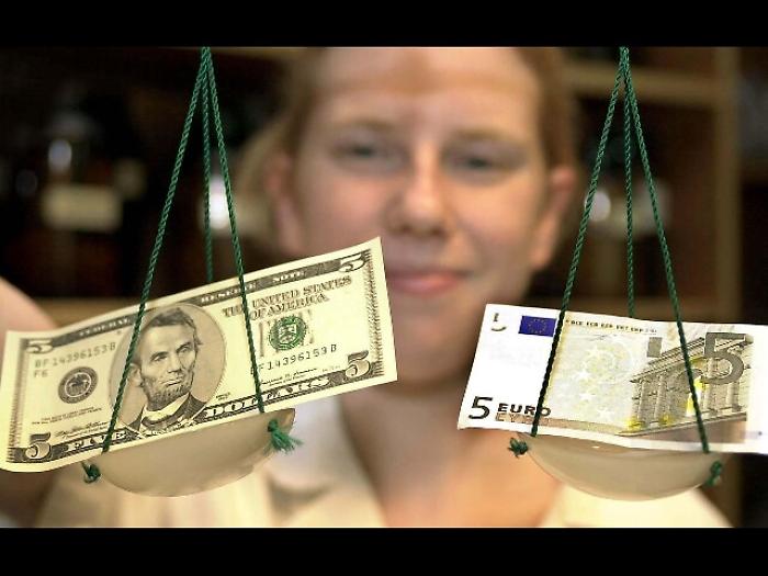 Euro scende ma sopra quota 1,14 dollari