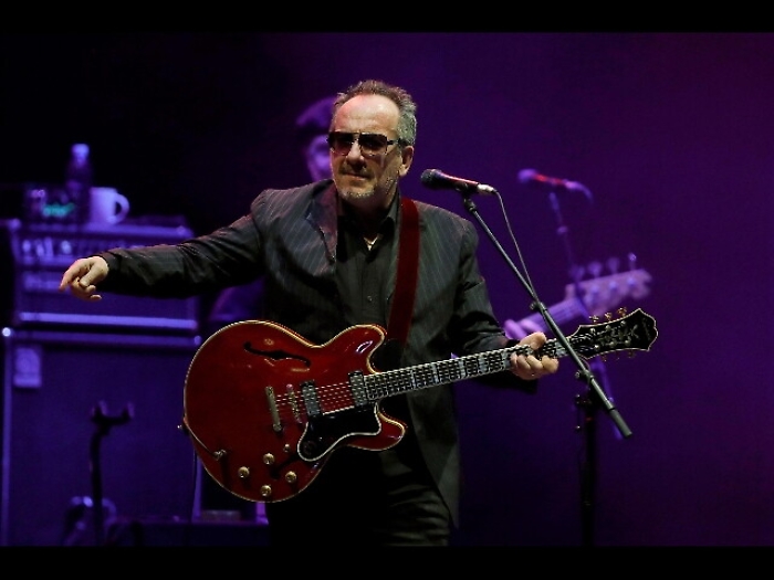 Costello operato di cancro, annulla tour