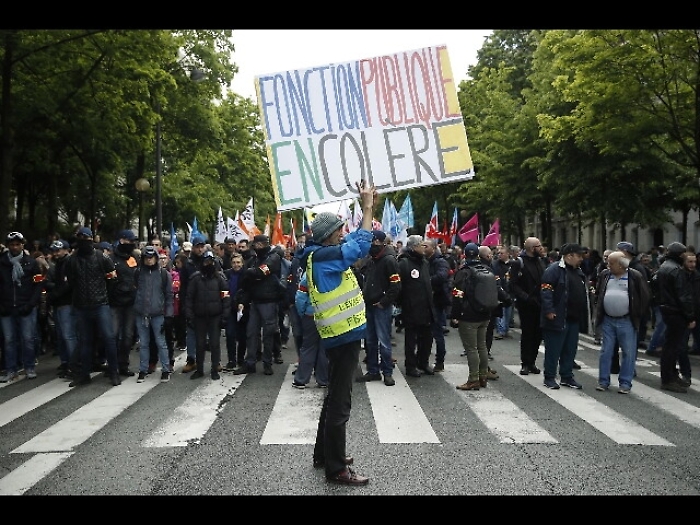 Francia: oltre 100.000 statali in piazza