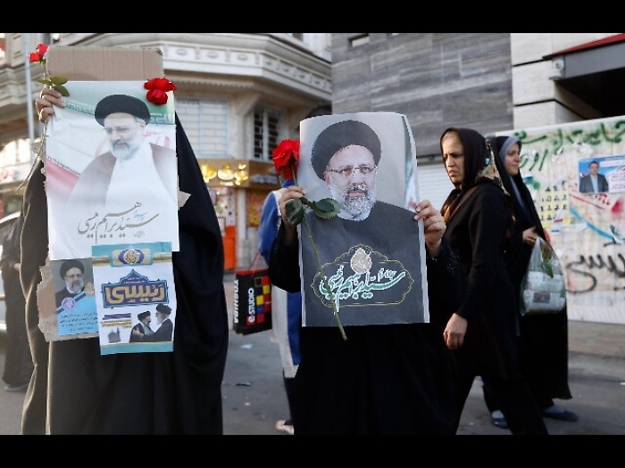 Iran, urne aperte per presidenziali