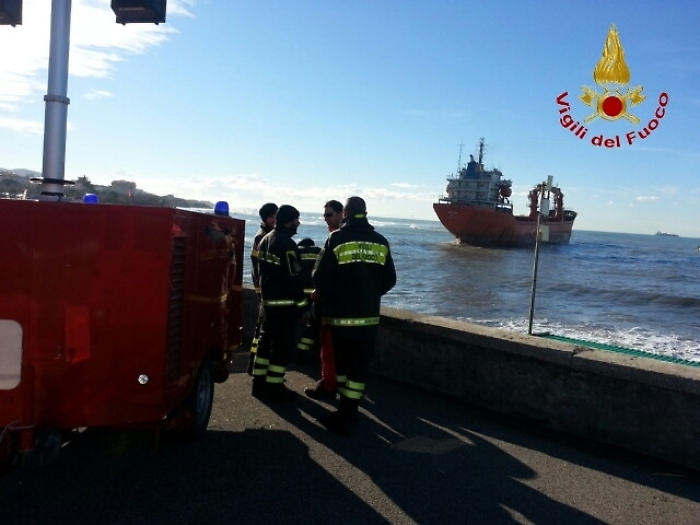 Nave Livorno, via a lavori disincaglio