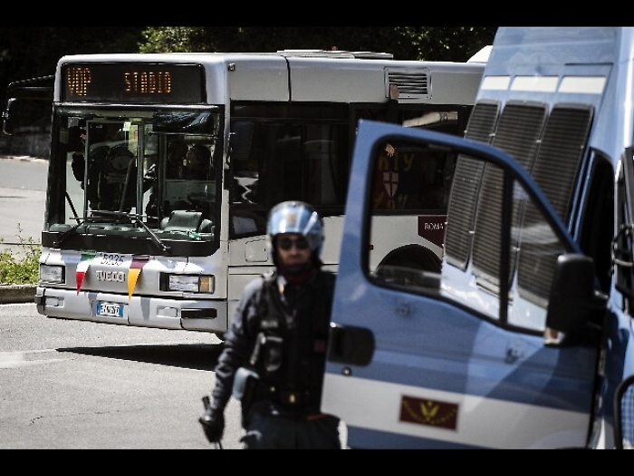Calcio: 35 tifosi Napoli denunciati
