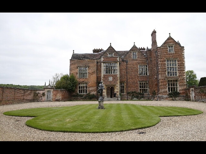 Brexit: riunione a casa May, proteste