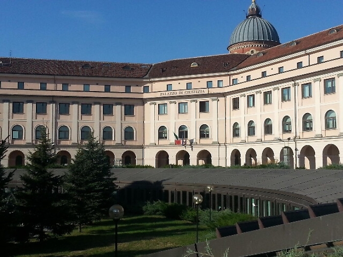 Uccise moglie a coltellate, condannato