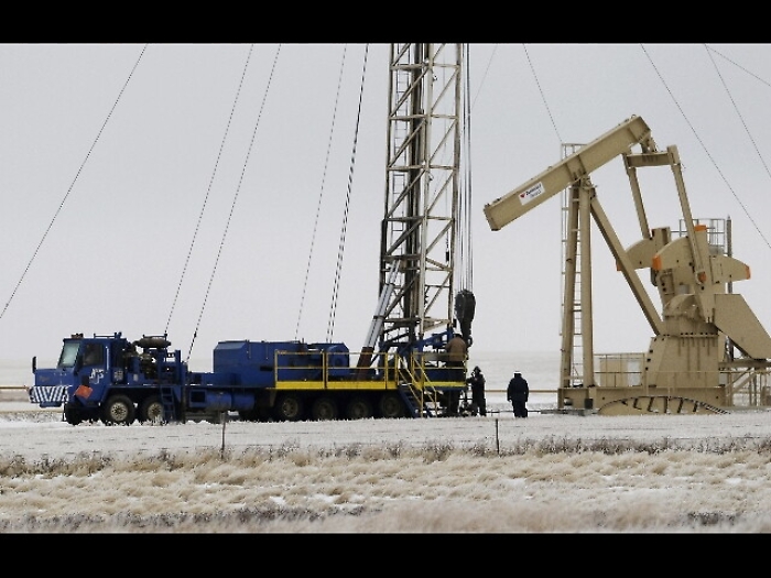 Petrolio, lieve rialzo a 49,8 dollari