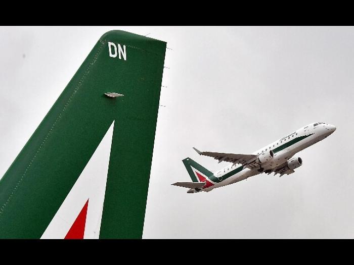 Alitalia: Calenda, 7 offerte, sar&agrave; dura