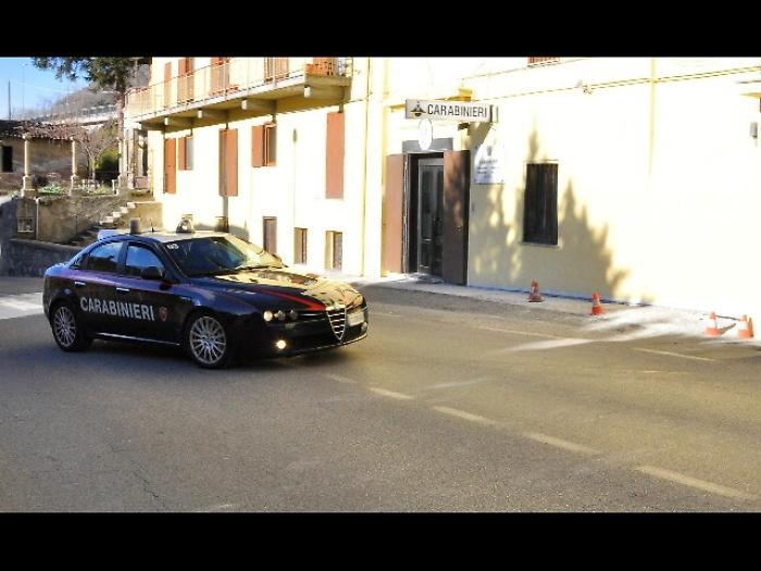 Cadavere in casa, indagini su una donna