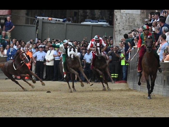 Palio Siena: fantino Chiocciola grave