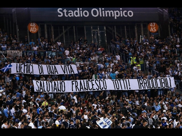 Tifosi Lazio, striscione per Totti