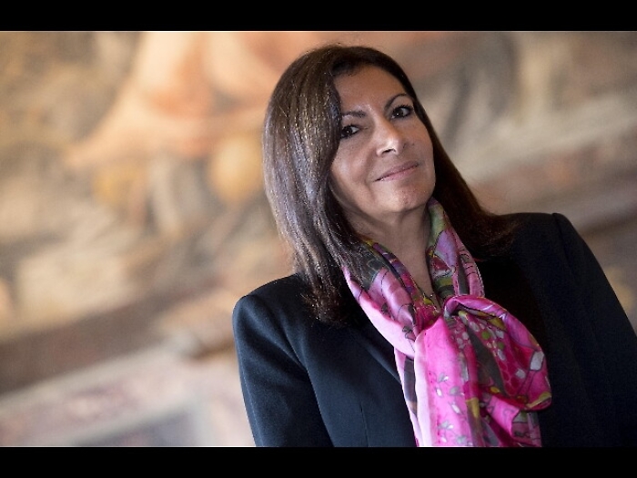 Anne Hidalgo attacca Valls e Macron