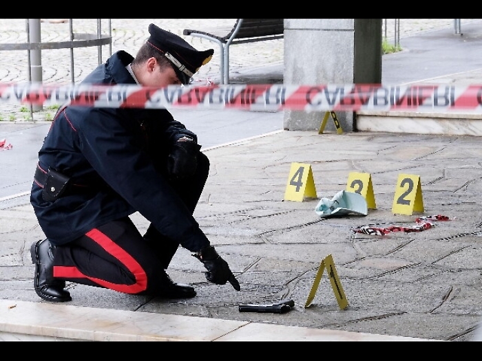 Assalto a portavalori, auto in fiamme