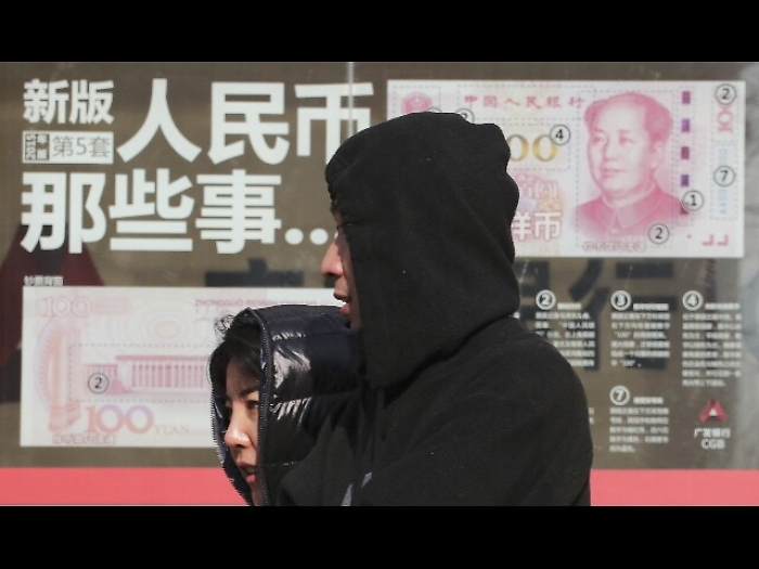 Cambi: yuan ancora in calo su dollaro