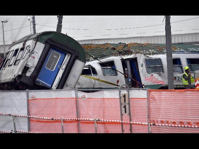 Pioltello, capotreno: urlai frena frena